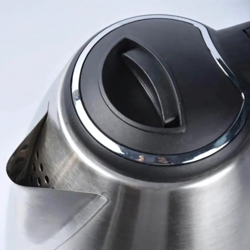 Chaleira Elétrica Inox Atacama Unitermi 1.8L – 1800W de Potência, Base 360º, Desligamento Automático e Design Moderno, 220v